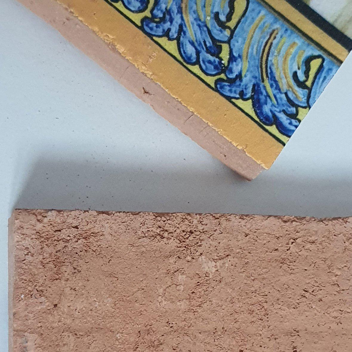 Dettaglio del retro in cotto e del bordo decorato delle piastrelle Santa Chiara