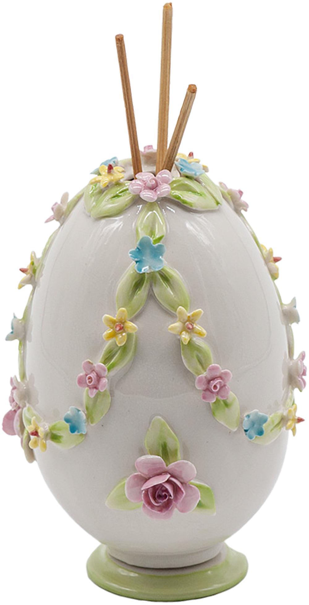 Profumatore ovale in porcellana di Capodimonte con fiori rosa, gialli e azzurri, foglie verdi e bastoncini