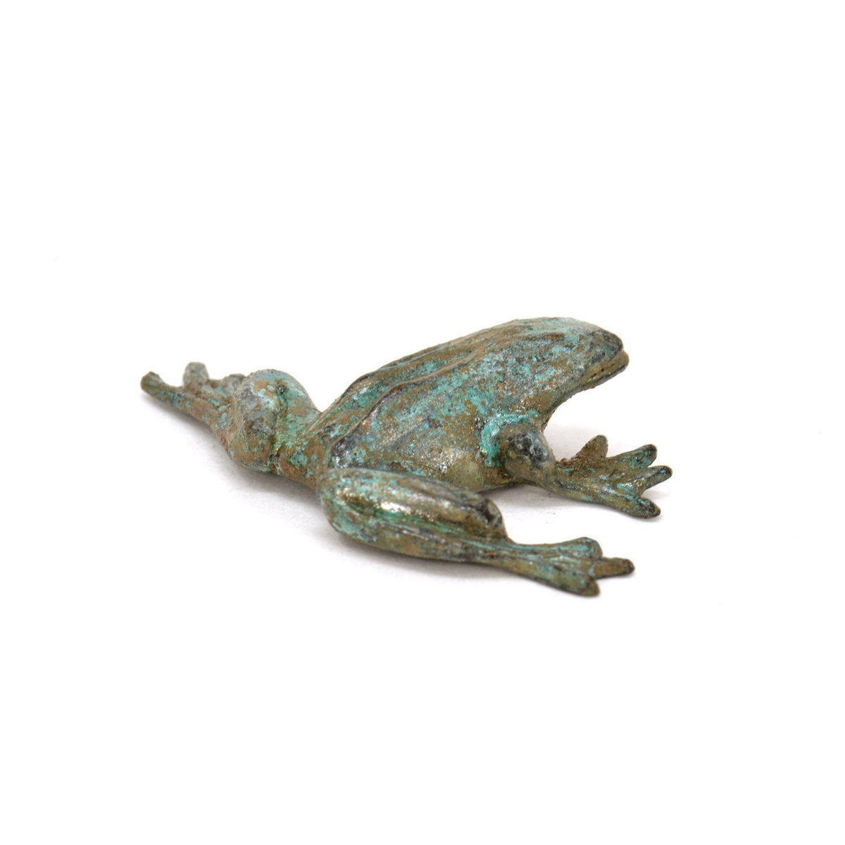Pequeña rana decorativa de bronce con superficie oxidada verde-azulada, fotografiada de lado sobre fondo blanco.