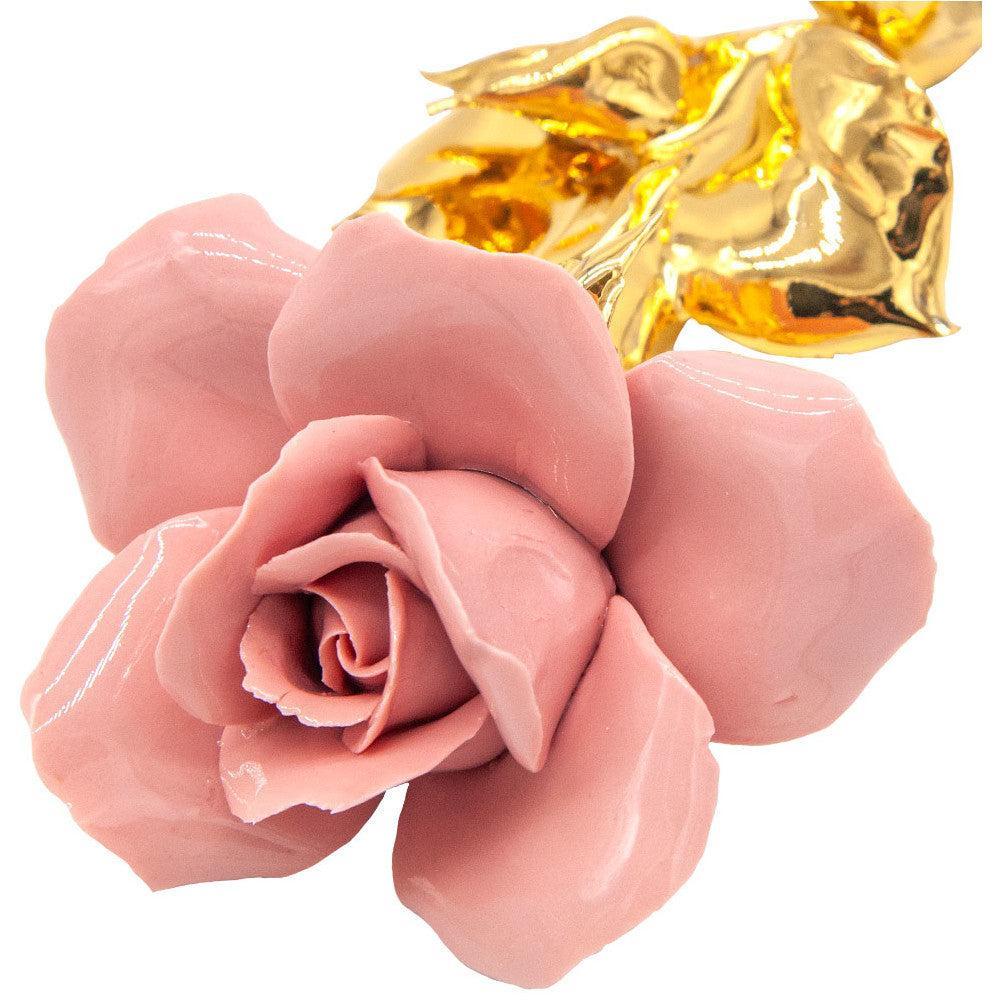 Dettaglio dei petali rosa della rosa in porcellana di Capodimonte con foglie dorate
