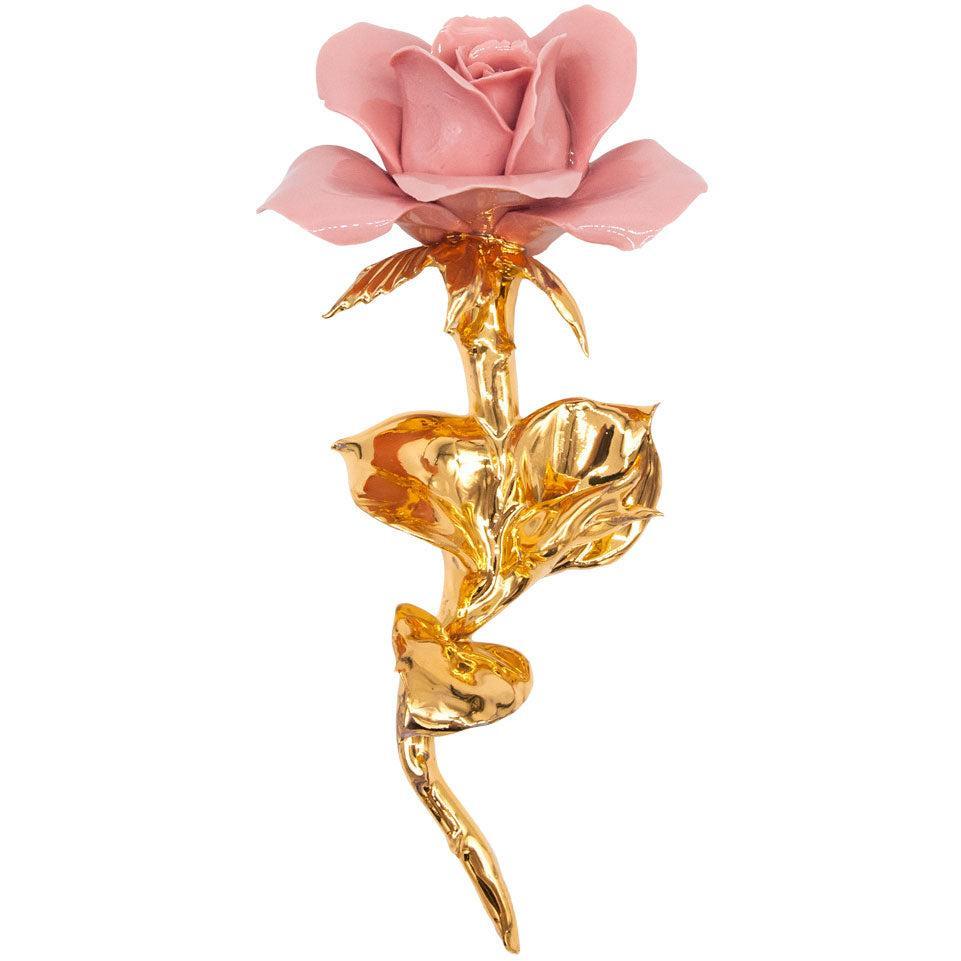Rosa rosa in porcellana di Capodimonte con gambo e foglie dorati, su fondo bianco
