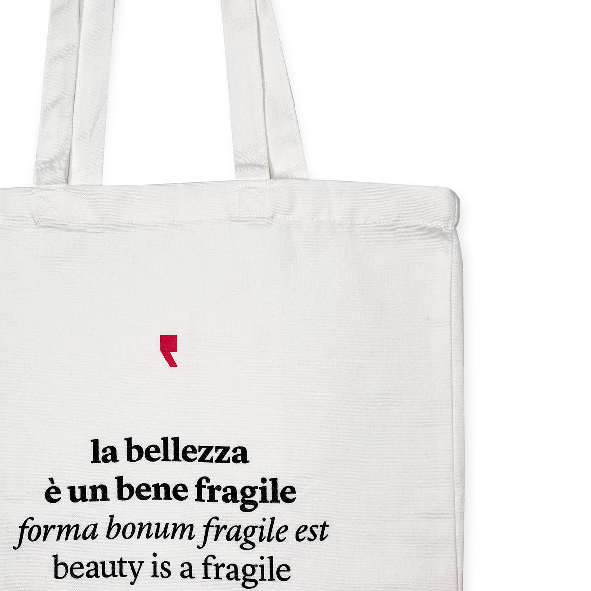 Détail de la phrase « La beauté est un bien fragile » imprimée en noir sur un sac shopper blanc en coton – citation poétique d’Ovide