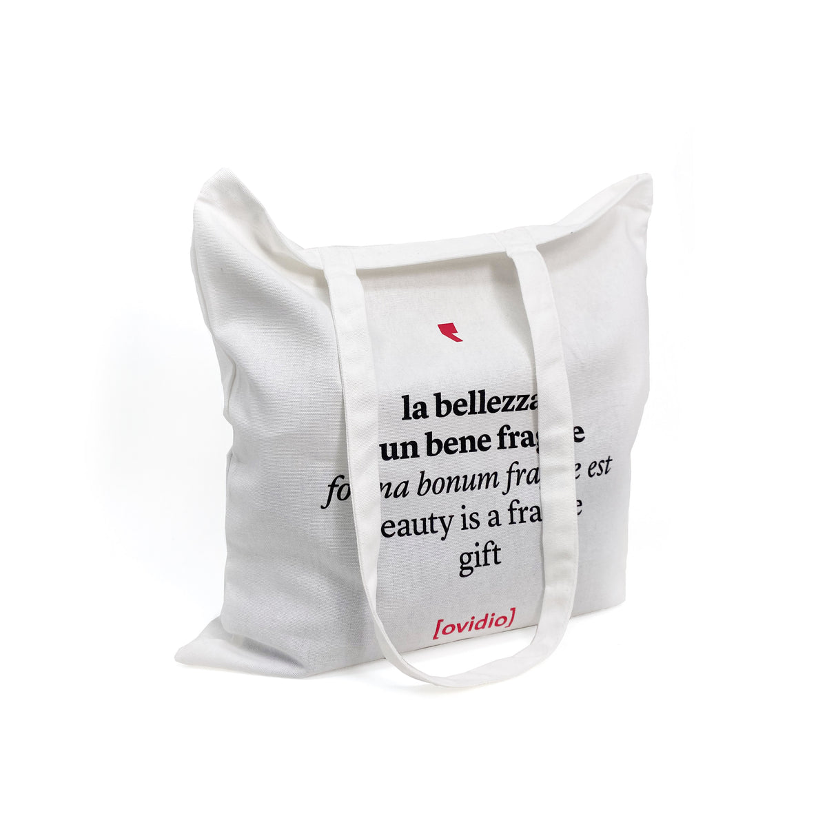 Shopper bianca in cotone con la citazione La bellezza è un bene fragile, vista di tre quarti