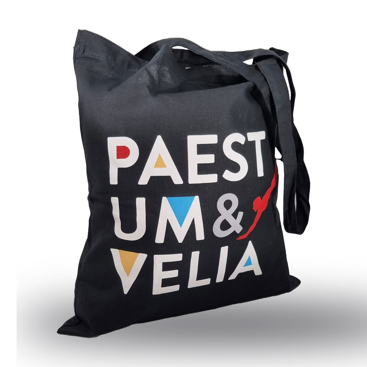 Shopper nera in cotone con scritta Paestum & Velia e Tuffatore rosso, vista di tre quarti