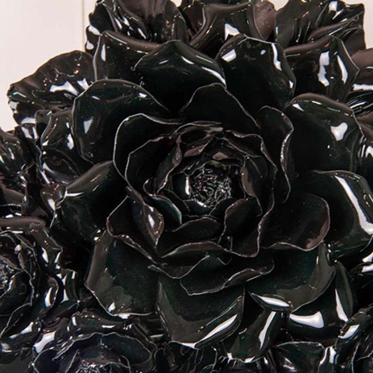 Dettaglio dei fiori neri lucidi della cornice dello specchio in porcellana di Capodimonte