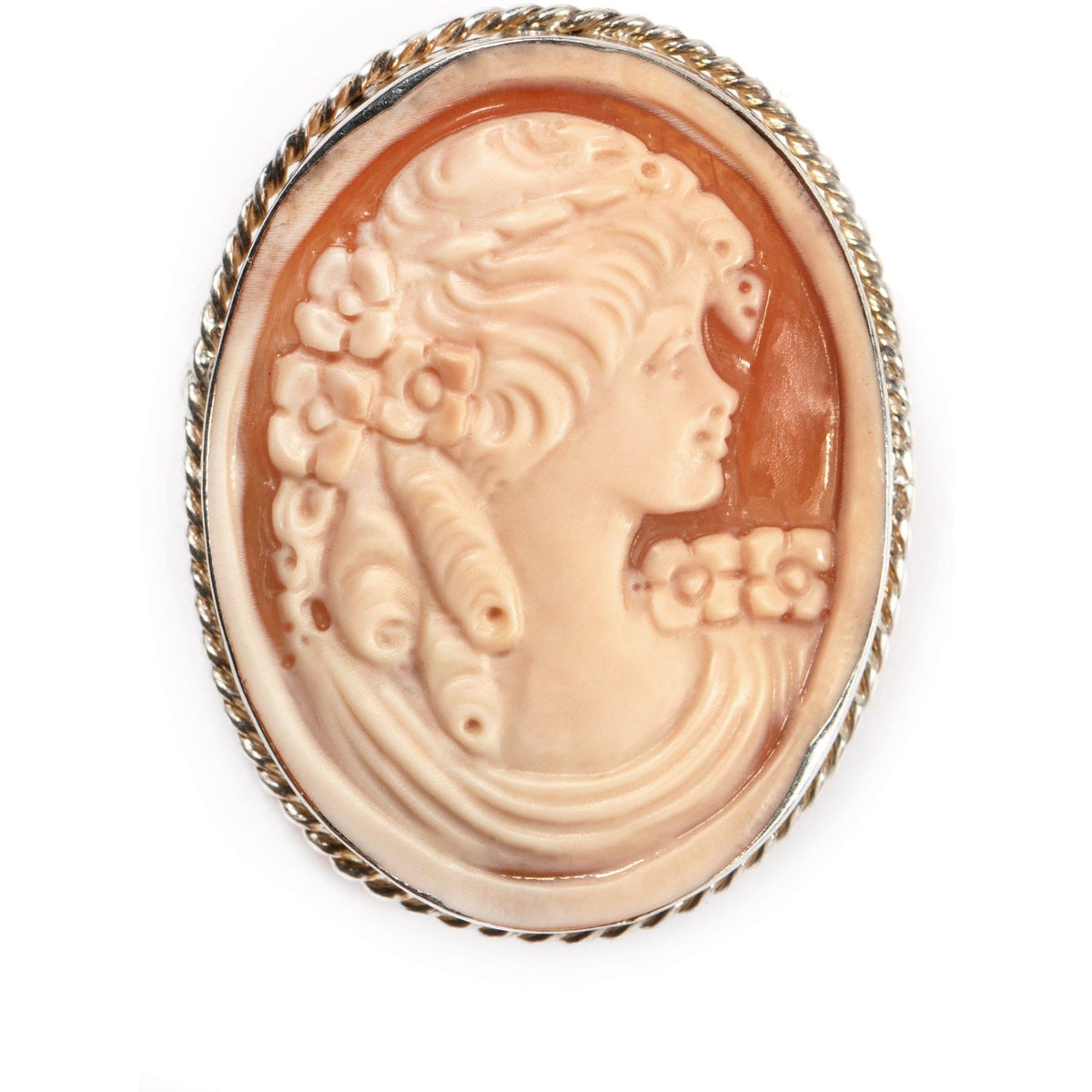 Spilla grande in argento con cammeo arancione e profilo femminile chiaro, vista frontale su fondo bianco