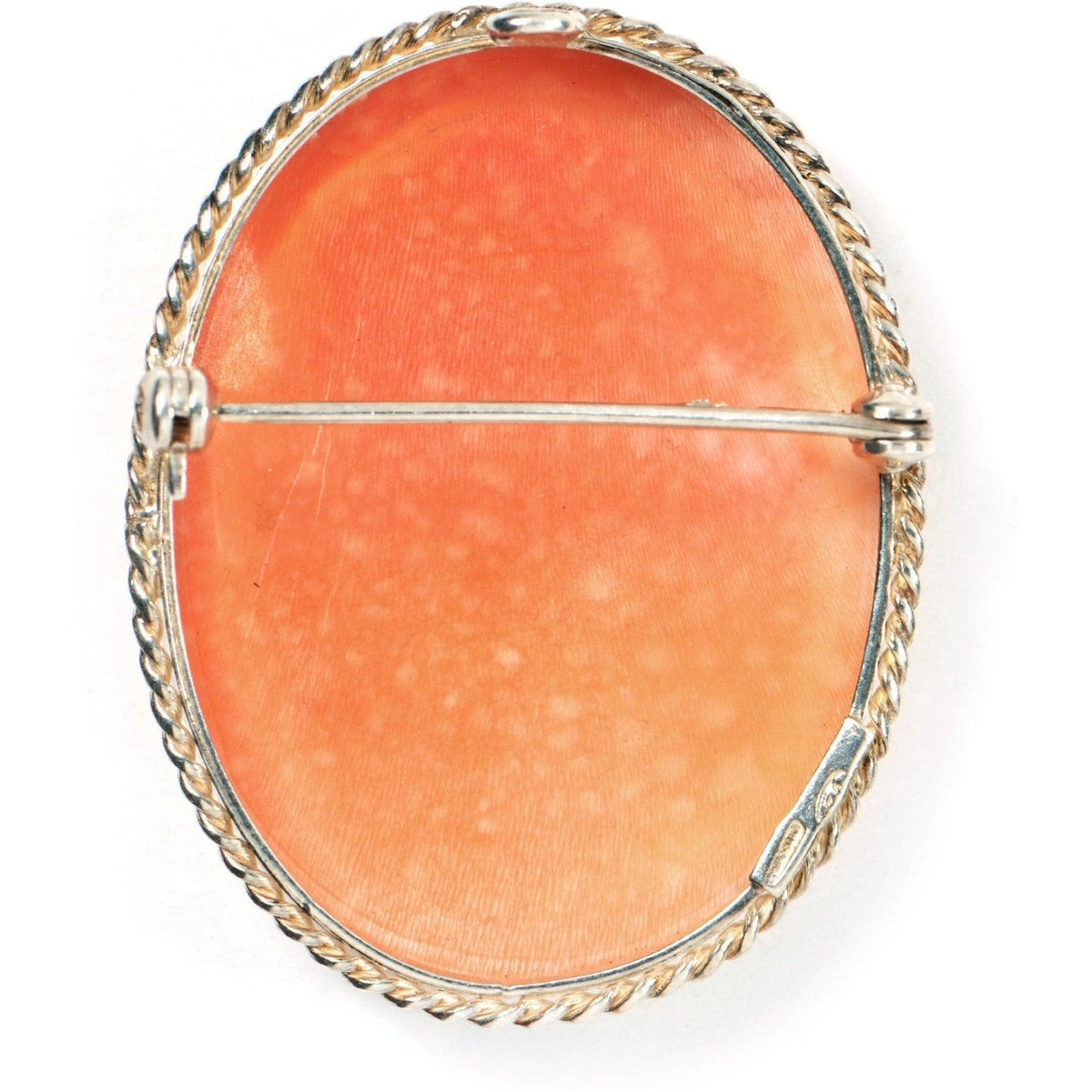 Retro della spilla grande in argento con cammeo arancione e chiusura ad ago, su fondo bianco