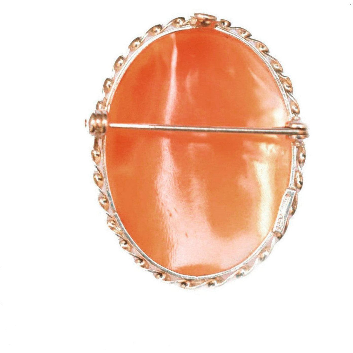 Retro della spilla media in argento con cammeo arancione e chiusura ad ago, su fondo bianco