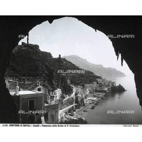 Stampa fotografica Alinari di Amalfi vista dalla Grotta San Cristofano, con costa e mare incorniciati dall’apertura della grotta