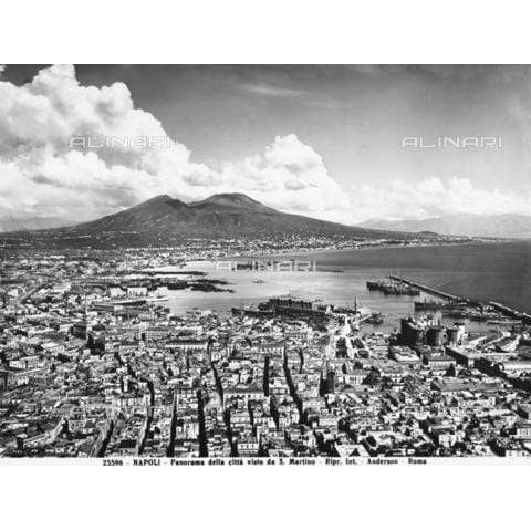 Stampa fotografica Alinari del panorama di Napoli da San Martino, con città, porto e Vesuvio sullo sfondo