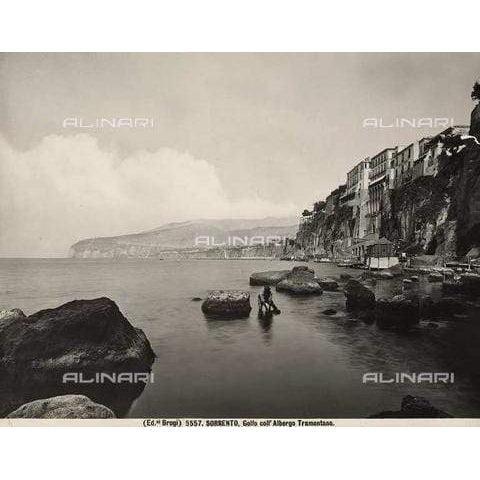 Sorrento, Gulf with Hotel Tramontano, Alinari - Museum-Shop.it