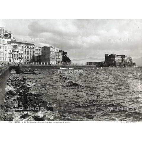 Stampa fotografica Alinari del mare agitato lungo via Partenope a Napoli, con Castel dell’Ovo sullo sfondo