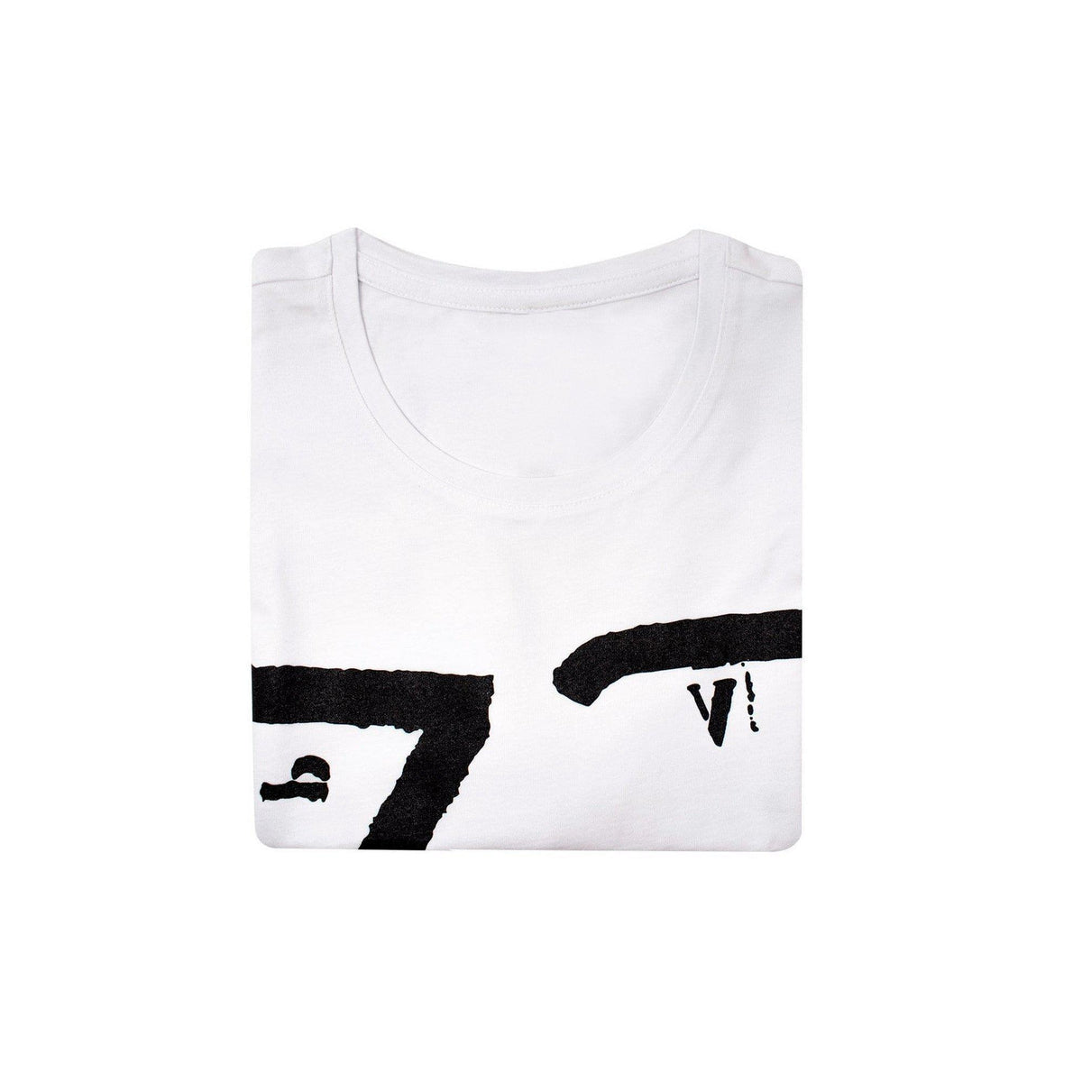 T-shirt bianca Kounellis piegata, con dettaglio dei segni neri