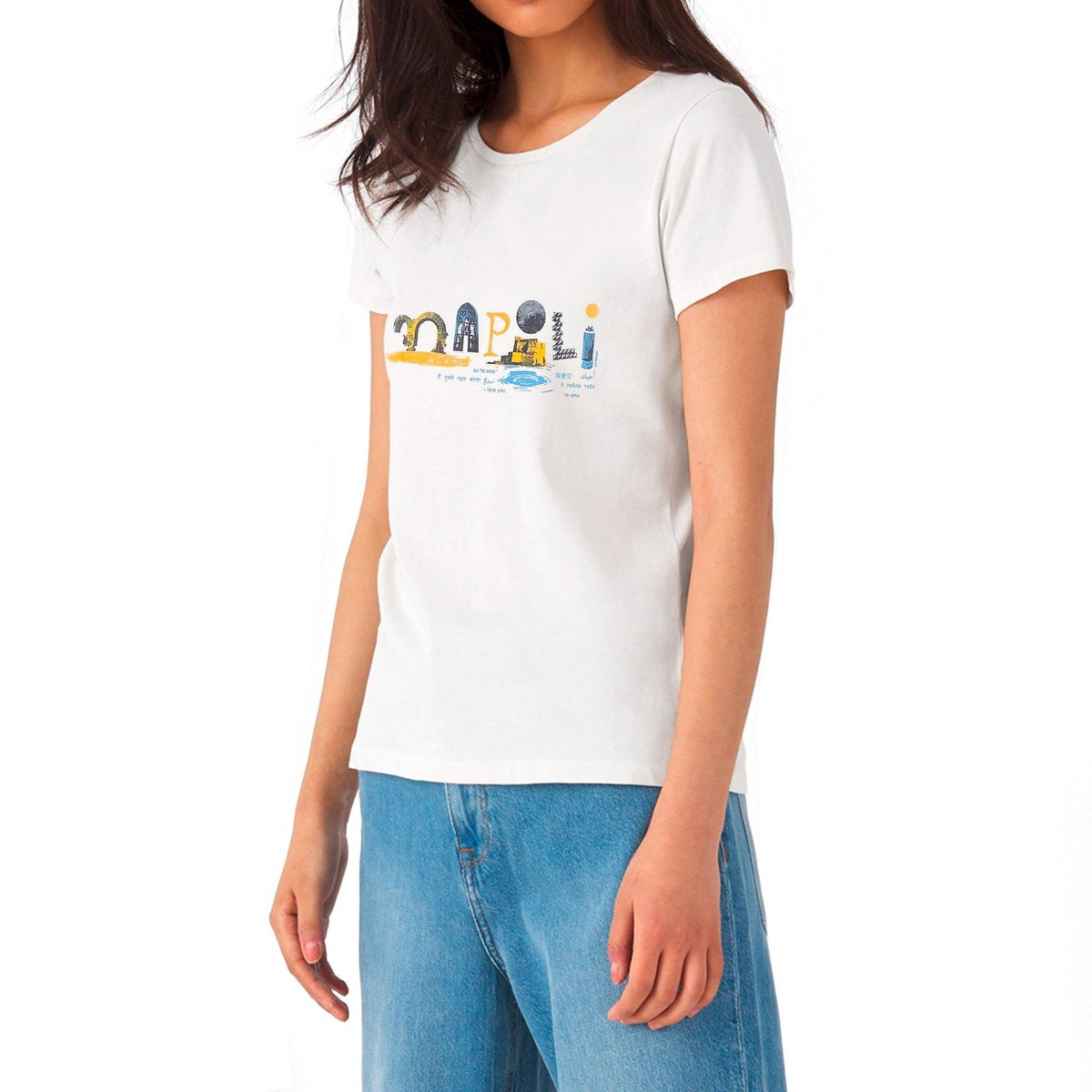 T-shirt bianca da donna con scritta multicolore «Napoli», indossata di tre quarti su fondo bianco.