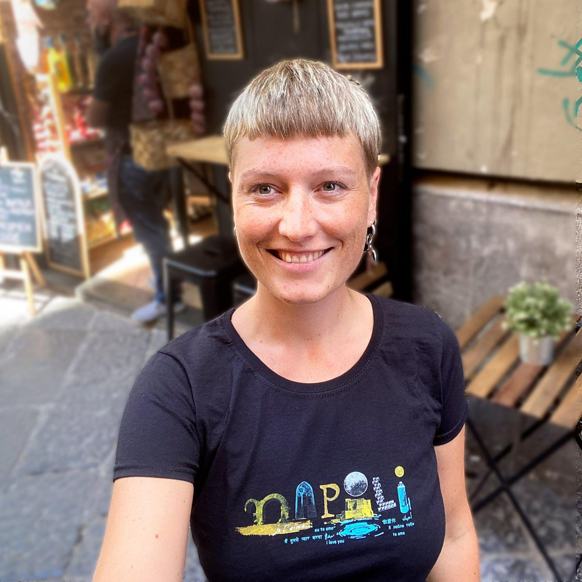 T-shirt femme en coton avec impression artistique de Naples, inspirée par l’art et la culture napolitaine.