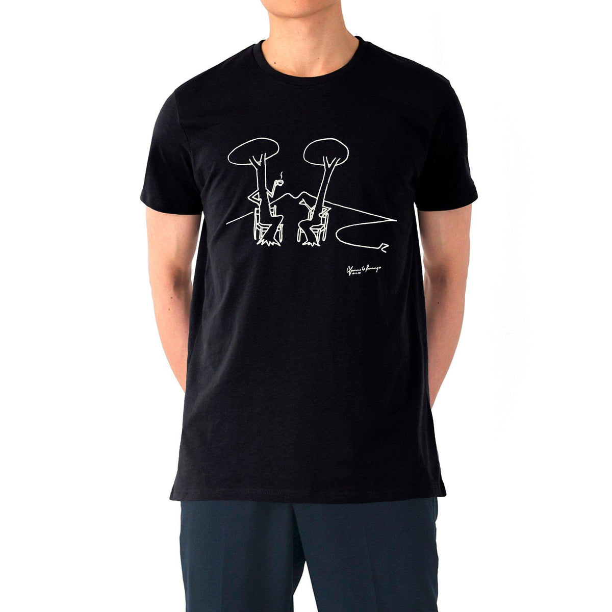T-shirt nera uomo De Crescenzo indossata, con disegno bianco di due alberi su fondo bianco