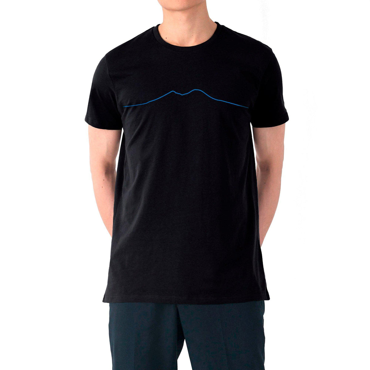 T-shirt nera uomo Vesuvio indossata, con profilo del vulcano blu