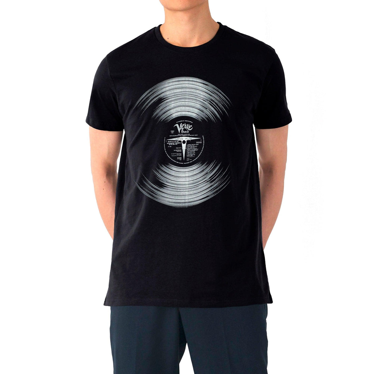 T-shirt nera da uomo con stampa grigia di un disco in vinile, indossata frontalmente su fondo bianco.
