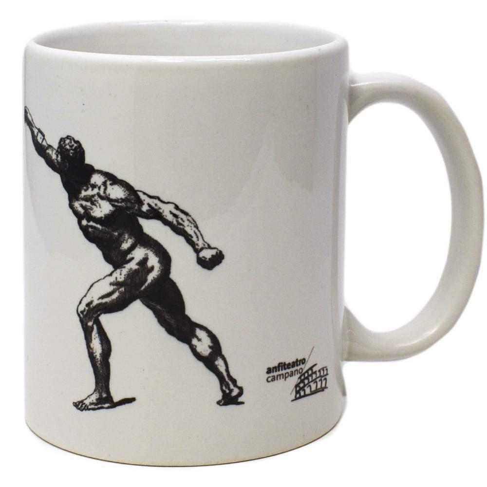 Tazza bianca in ceramica con figura di combattente in nero, su fondo bianco