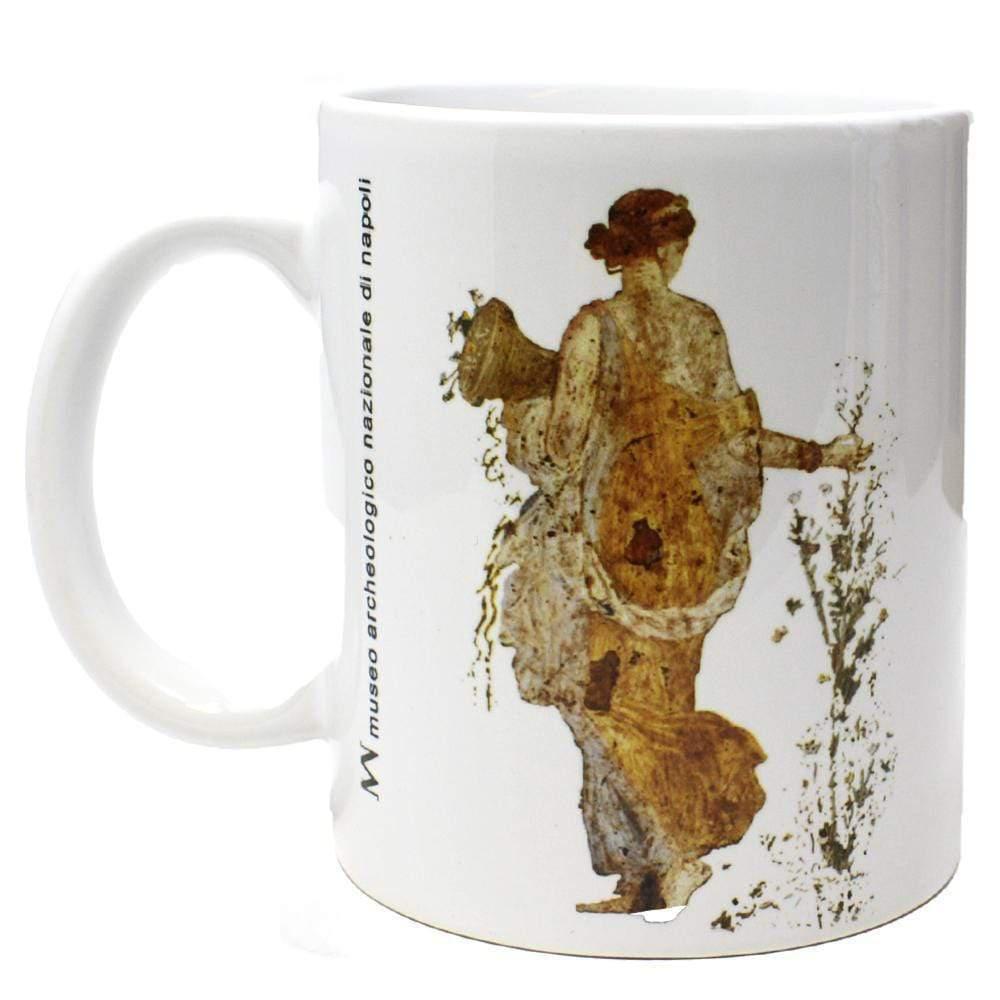 Tazza bianca in ceramica con la figura di Flora, su fondo bianco
