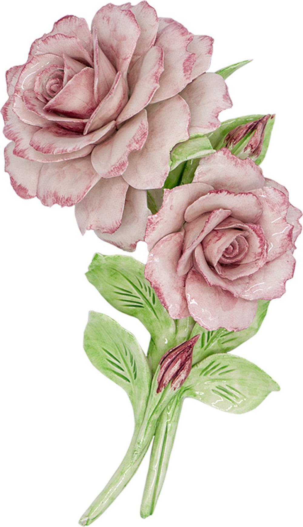 Tralcio in porcellana di Capodimonte con due rose rosa, boccioli e foglie verdi, su fondo bianco